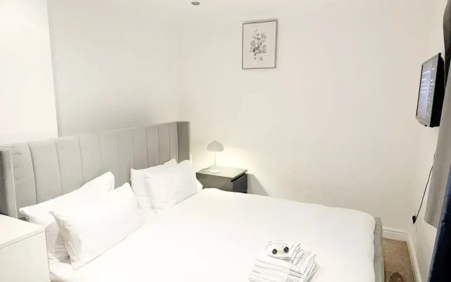 3-bed Apt-15 Mins to Heathrow-pet-friendly-parking