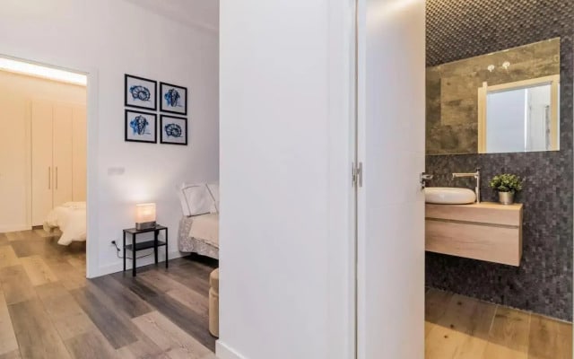 INCREDIBLE Apartment just steps from Gran Via by Batuecas