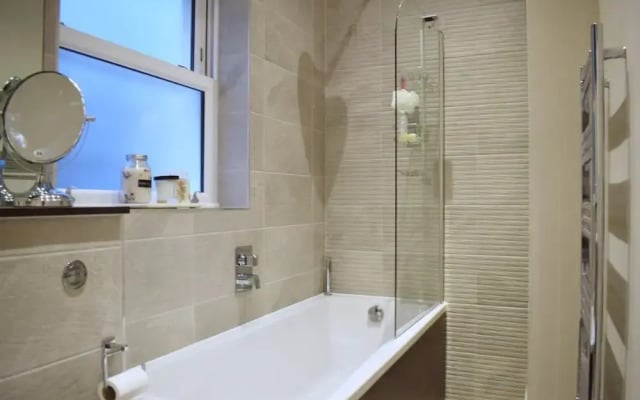 Modern 2 Bedroom Flat Central to Wimbledon