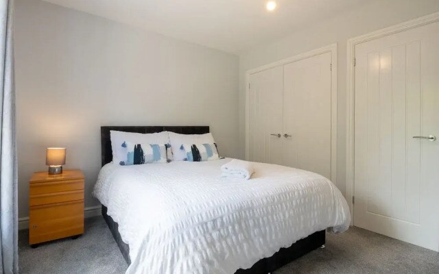 Field View 5-bed House - Free Parking