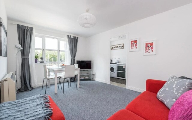 Fantastic 1 Bedroom Flat With Great Marina Views