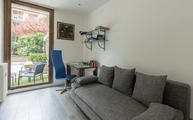 Neuilly-sur-seine Modernist Retreat