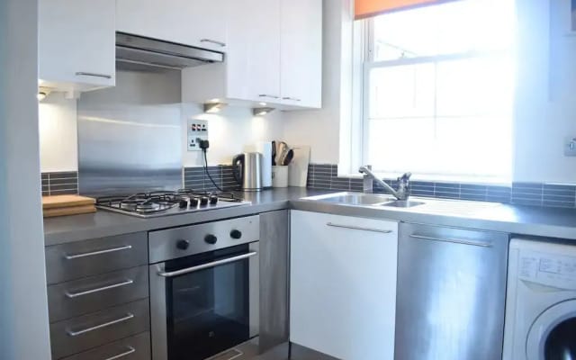 2 Bedroom Flat Near Tower Hill
