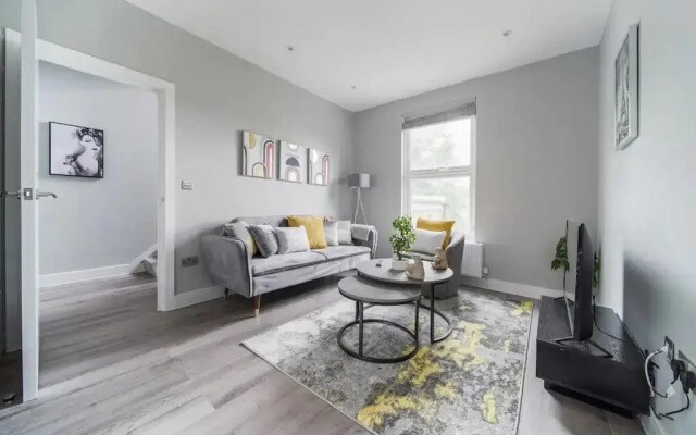 Stunning 3 Bed 3 Bath London Townhouse