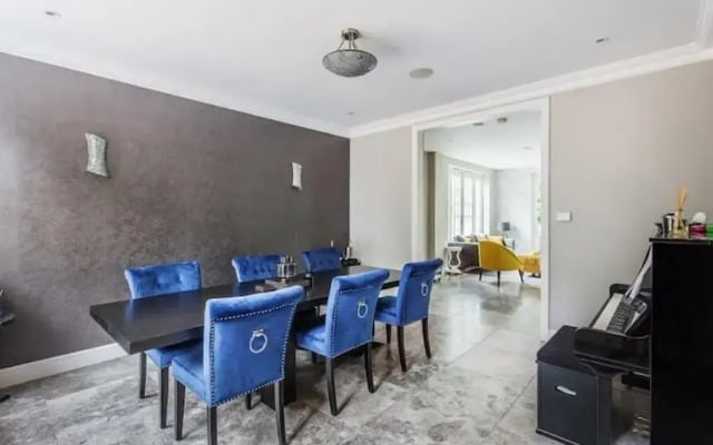 Captivating 5-bed House in Woking