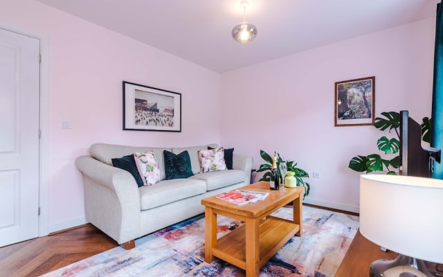Spacious 2 Bed Perfect for Couples With Parking