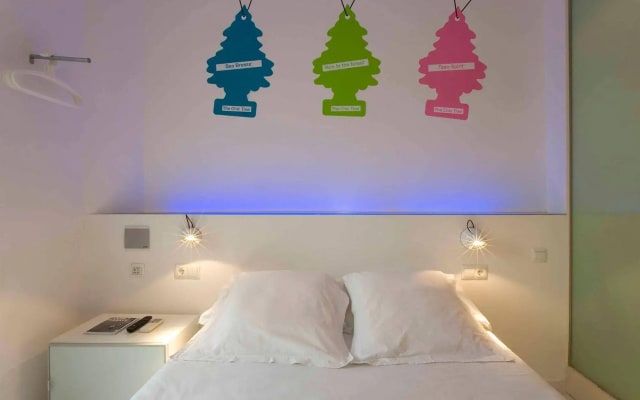 Chic & Basic Tallers Hostal