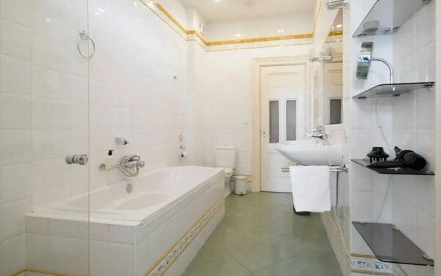 2 Bedroom 2 Bathroom Canal Apartment