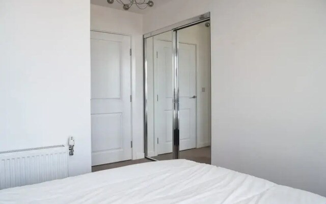 2 Bedroom Riverside Flat in Greenwich With Large Balcony
