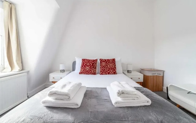 Bright and Spacious Earls Court Gem