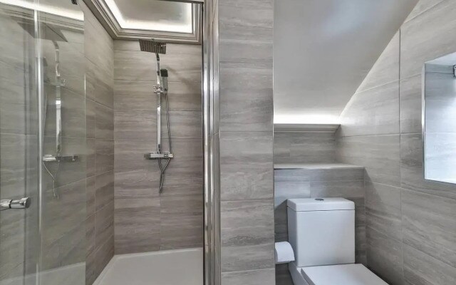 Large, Modern Apartment with En-suites, Wifi, Parking
