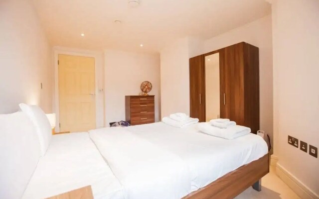 1bed Sleeps 4 in West Kensington 7mins to Tube