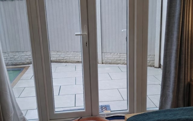 2 Bed Home - Parking, Private Garden, Wifi