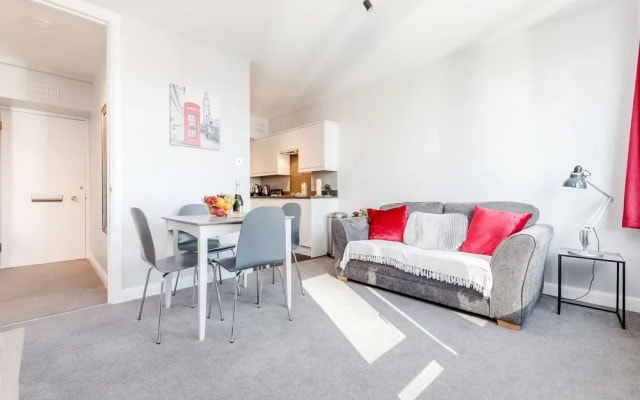 Stylish Riverview Apt with Roof Terrace