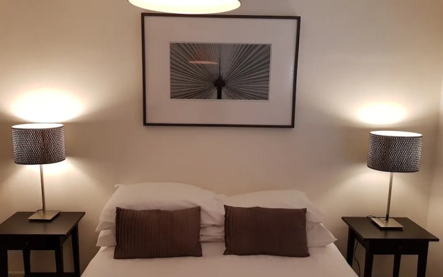 Modern 2 Bedroom Flat in Victoria - Zone 1
