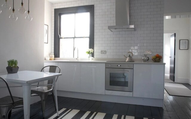 2 Bedroom Top Floor Apartment in Islington
