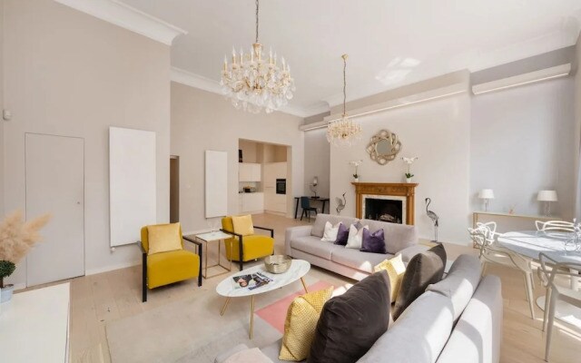 Presidential Residence 14ft High Ceilings