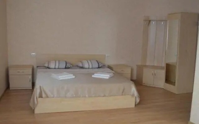 Hotel 1 May