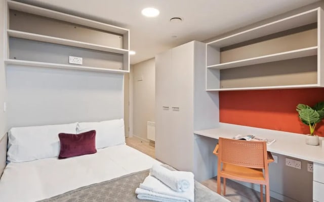 Central Modern Apartment With Fast Wifi Sleeps 6