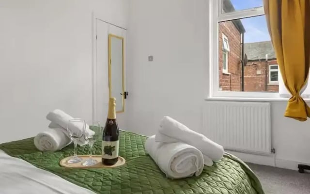 Family - Sleeps 6 - Garden - Parking