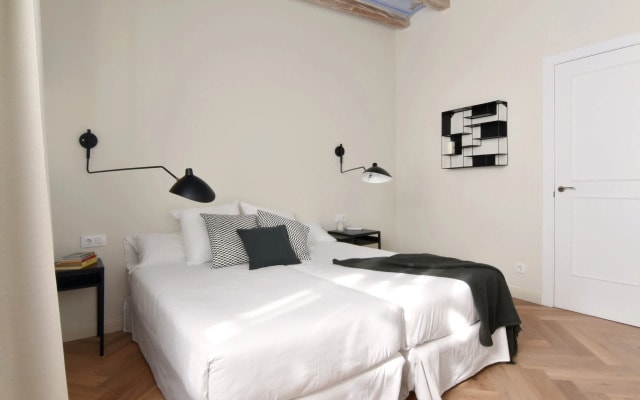 Liceu in Barcelona with 2 bedrooms and 1 bathrooms