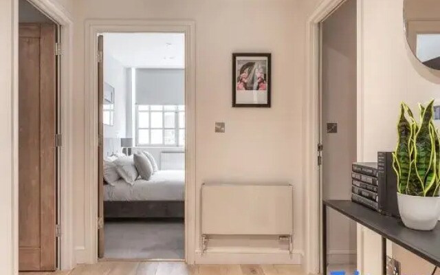 The Eyre Suite Six - Farringdon - by Frankie