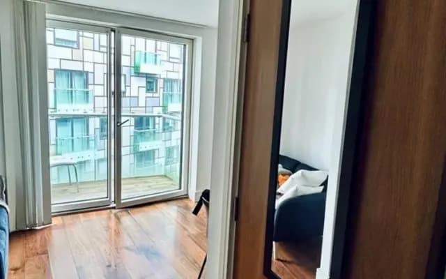 Studio Apartment w/ Balcony In Canary Wharf