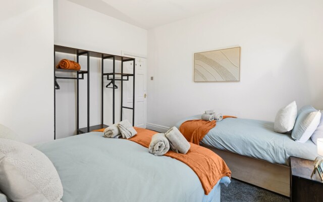 House - Sleeps 6 - On Street Parking