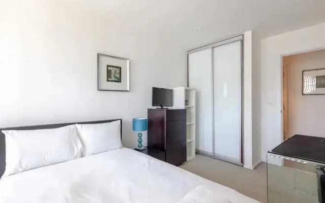 Modern 2BD Flat With a Balcony - Wandsworth