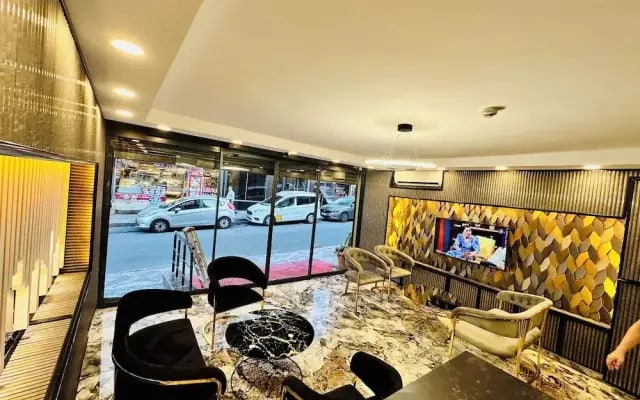 Отель Crowned Exclusive
