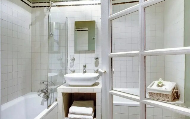 Paris Marais Central Residence