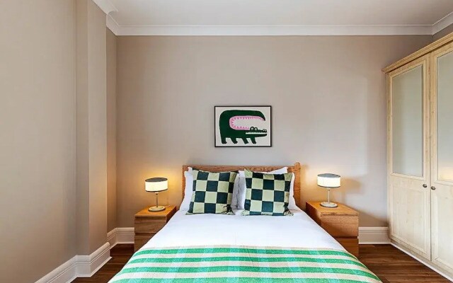 Bright and Stylish Riverside Haven in Canary Wharf