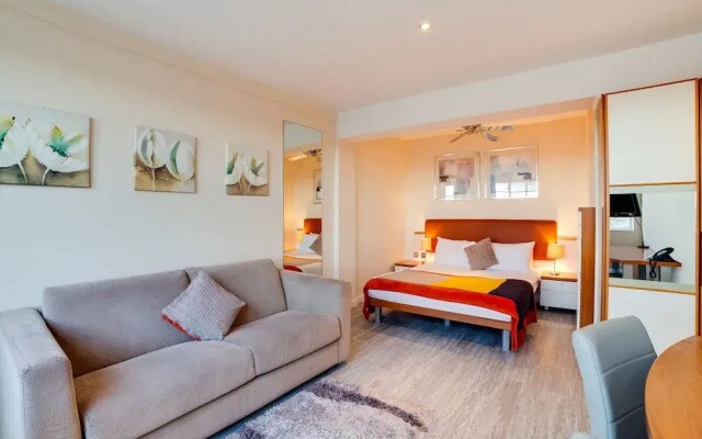 Captivating Studio in London With Jacuzzi