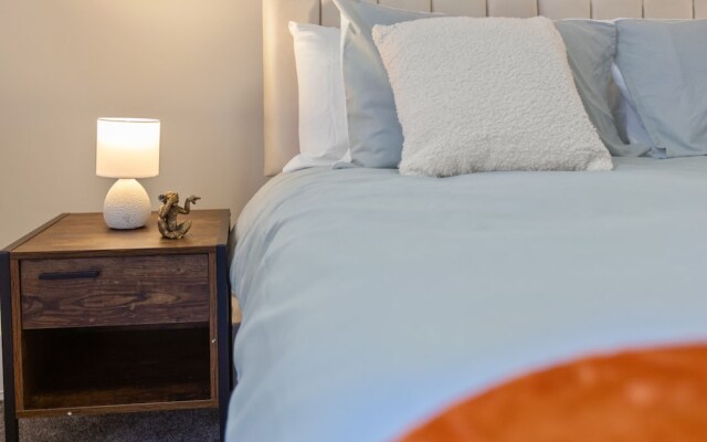House - Sleeps 6 - On Street Parking