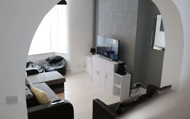 Modern Liverpool House Sleeps 12 Netflix