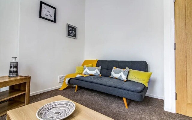 Fantastically Modern, Clean 1 Bedroom Flat for 4