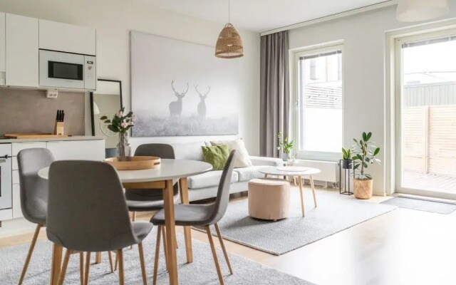 Spacious 1br with parking on the street