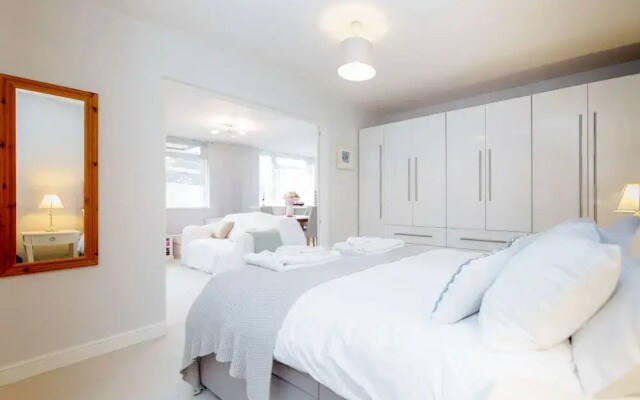 Putney Court - 1 Bed Apartment by BaseToGo