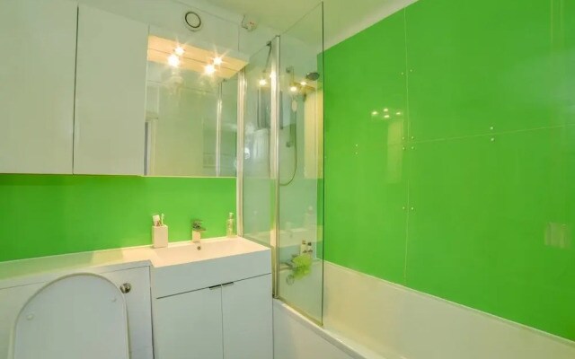 1 BR Limehouse Flat With Stunning Views of London!