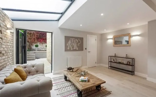 Contemporary 2bed&bath Apt W/patio in North London