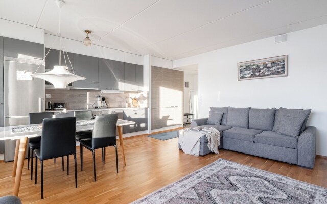 Bright 2BR Apartment with Lake Views