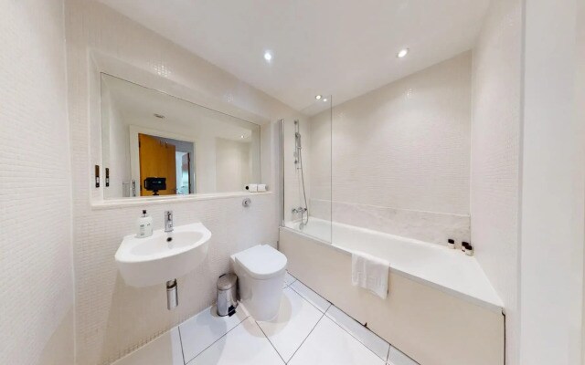Comfy Two Bed Apartment w Balcony in Canary Wharf