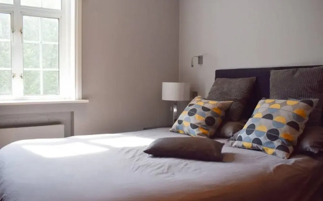 Modern 2 Bedroom Flat with A/C in Westminster