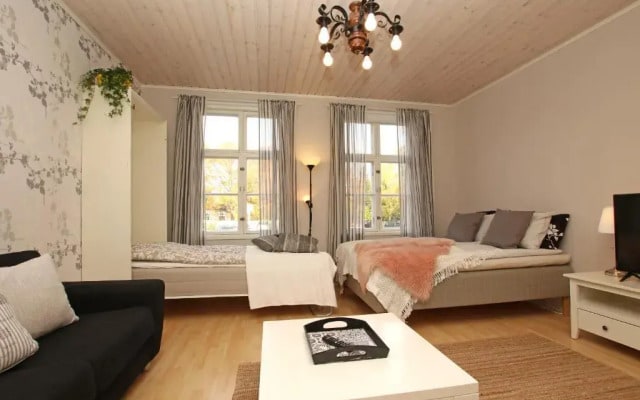 Idyllic central wooden house apartment
