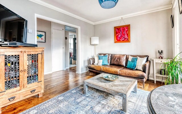 Stunning and Warm Home in Wandsworth by Underthedoormat