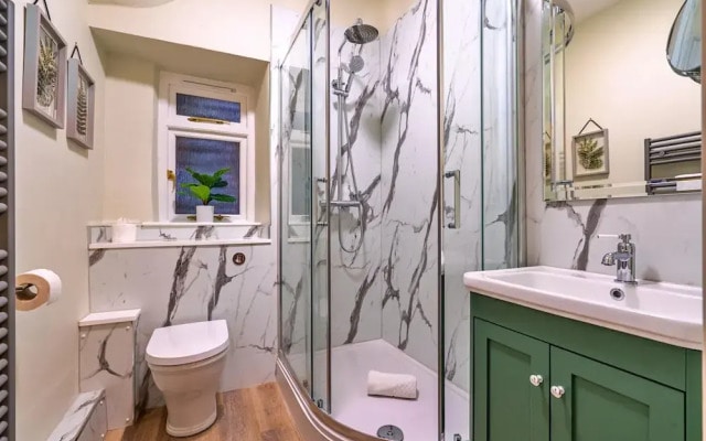 Holiday Home in Heart of Tideswell, No Deposit