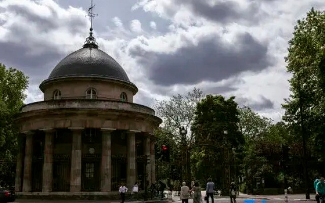 Paris Monceau by Edelsam