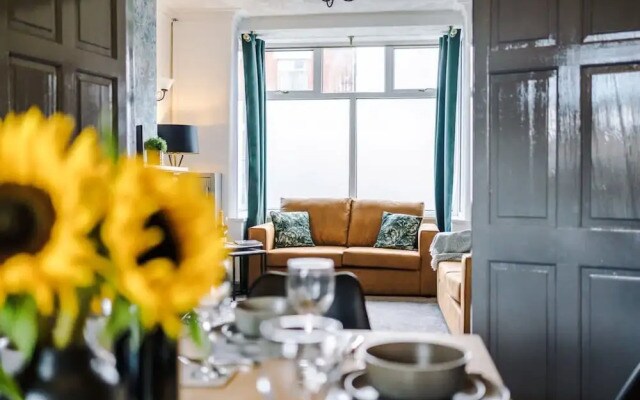 Perfect for Business Large Groups Sleeps 8