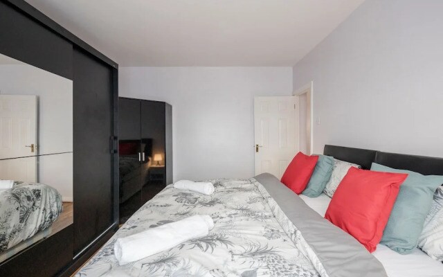 Dagenham Dream House - 4 Bedrooms