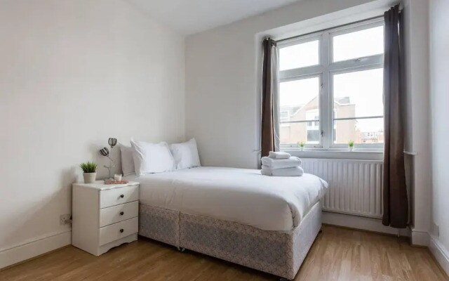 Spacious 2BR flat in Putney